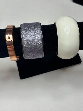 3 Pc Statement Bracelet Set
Cream Acrylic Bangle Glitter Cuff
Rose Gold Band Lot